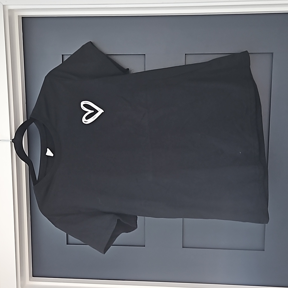 Black heart tee